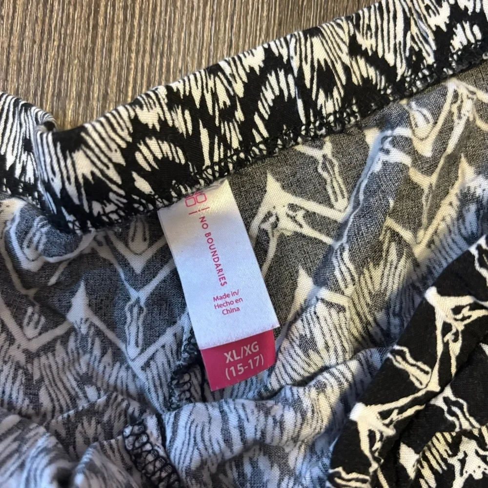 Stylish Black and White Women's Shorts, size XL - Picture 3 of 3